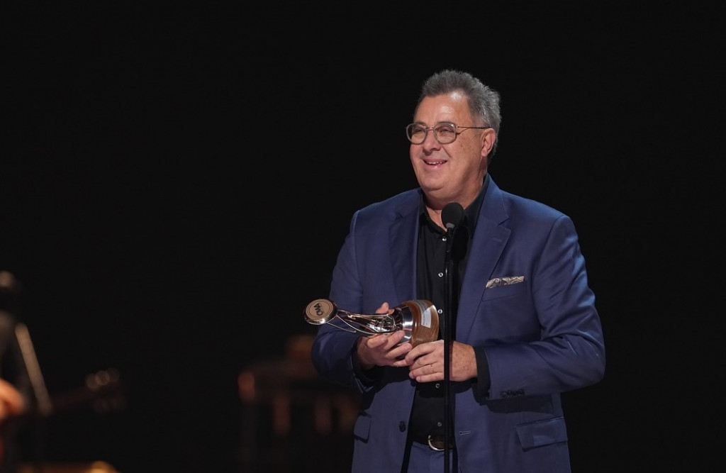 Vince Gill Received the Willie Nelson Lifetime Achievement Award at the CMA  2025 | Daily Music Roll