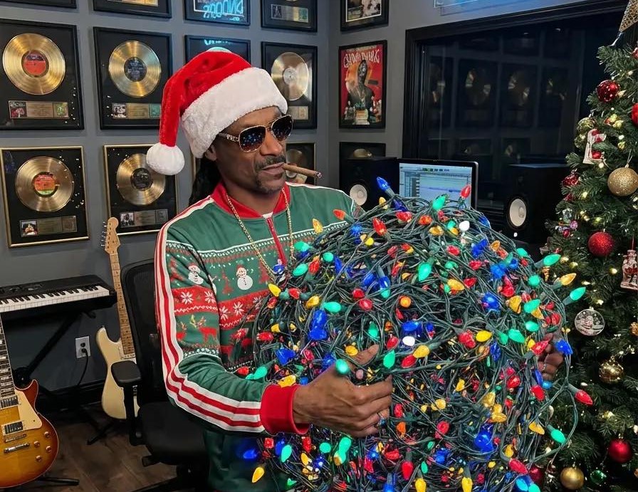 Snoop Dogg and Kelly Clarkson Light up Netflix NFL Games on Christmas Day