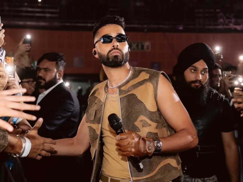 Sanjay Dutt Steals the Spotlight at AP Dhillon Mumbai Show as the Singer Bows Down on Stage