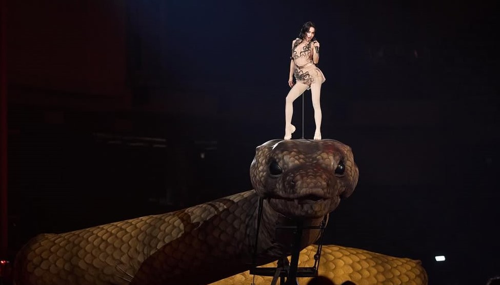 Taiwanese Pop star Jolin Tsai Wows Fans With a Bold Dance on a 30