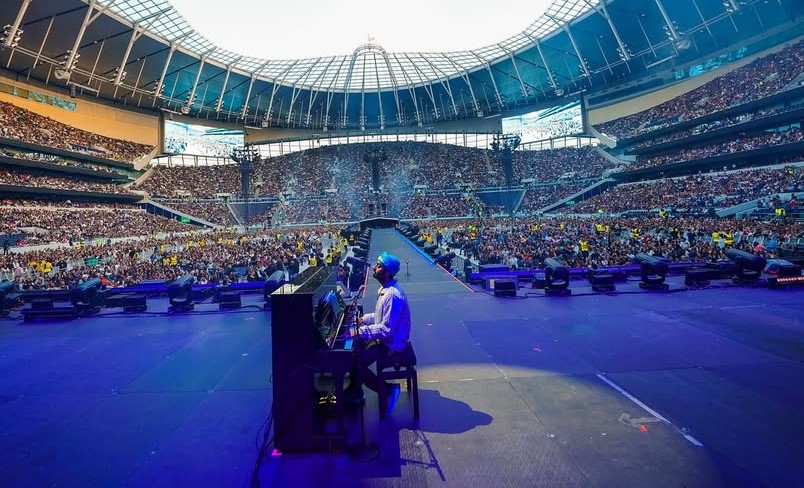 Arjit Singh Performs for the First Time after Quitting Playback at Anoushka Shankar’s Kolkata Show