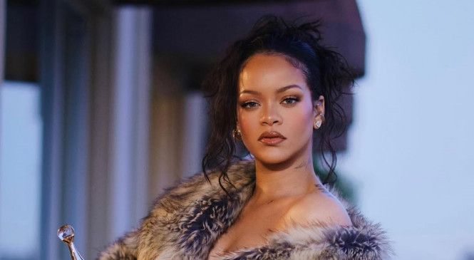 Rihanna Becomes the First Female Artist to Surpass 200 Million RIAA Singles Certifications | Daily Music Roll