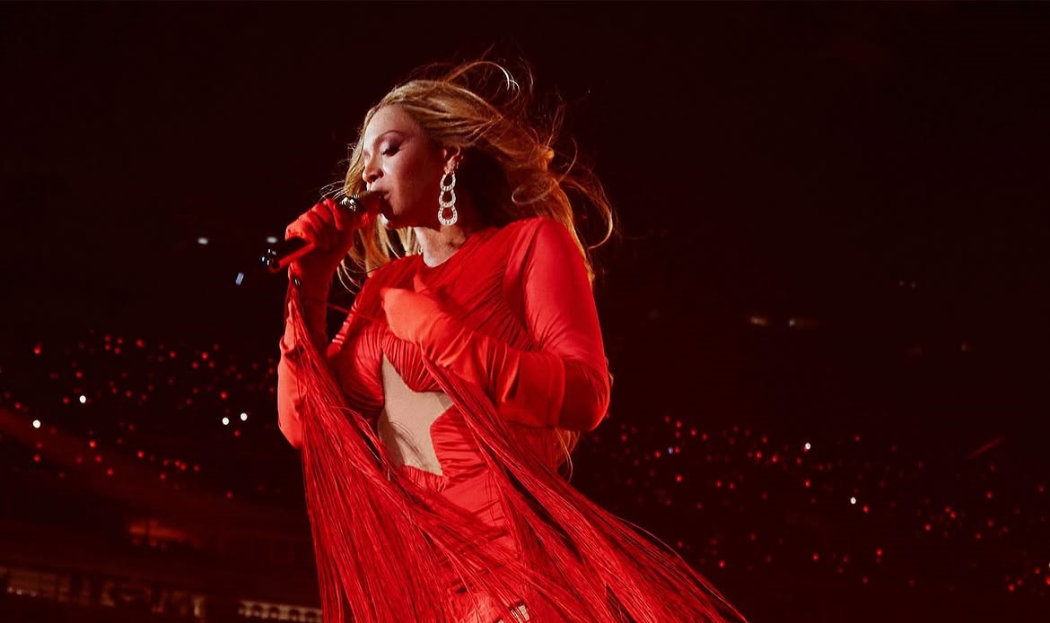 beyonce deja vu red dress One of Beyonc's dresses in the video of Deja Vu: I sooo want this!