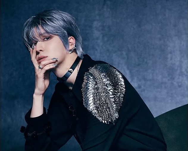 Why Do So Many K-Pop Idols Paint a Single Nail in Their Hands? 