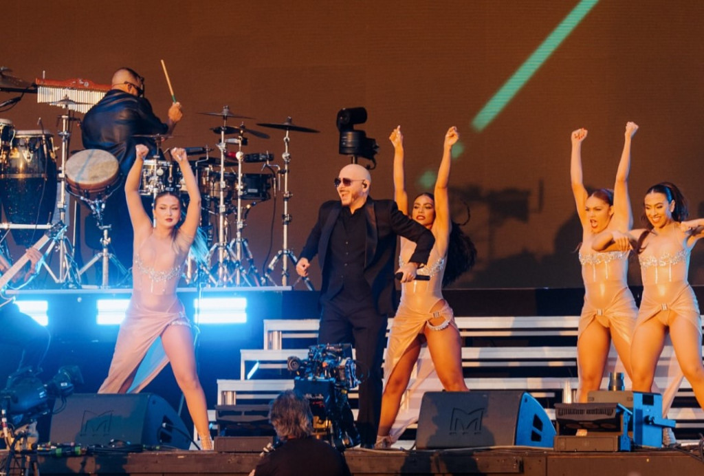 Pitbull Made a Guinness World Record with the Maximum Number of ‘Bald Capped’ Audiences at the London Festival