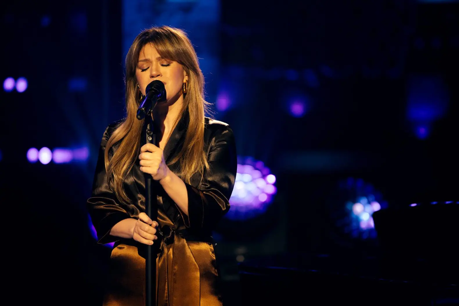 Kelly Clarkson Becomes the Demon Hunter with Sensational ‘Golden’ Cover in Final Episode