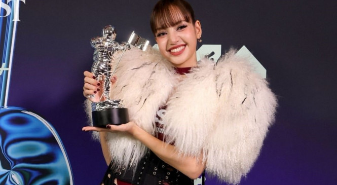 Lisa from BLACKPINK Performs ‘Sawadika’ Live for the First Time at MTV VMA 2026
